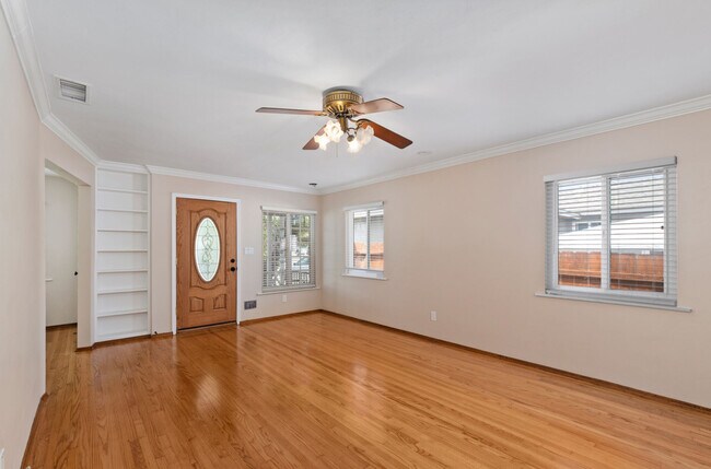 Building Photo - 811 Corvina St