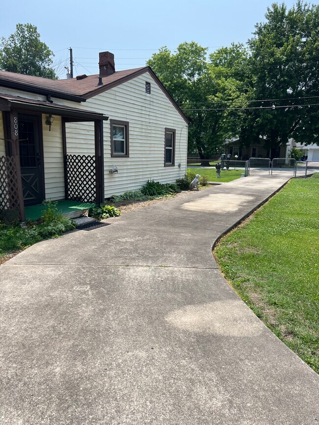Driveway and side entrance and fenced in yard - 808 Cheri Way