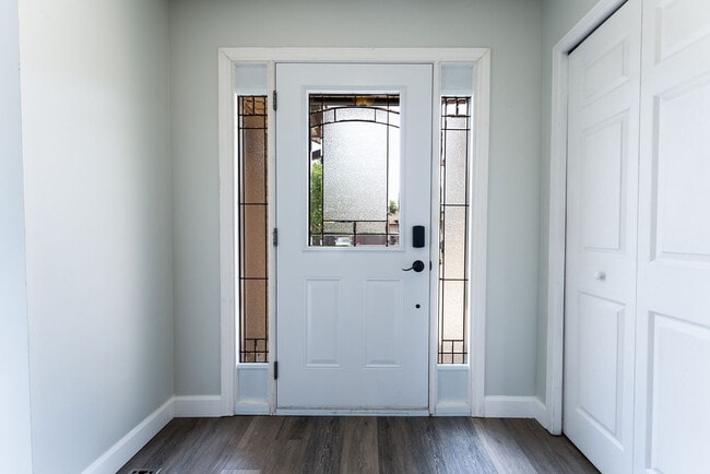 Photo du bâtiment - Beautiful 4-Bedroom Home in Pond Mills – Finished Basement & Garage