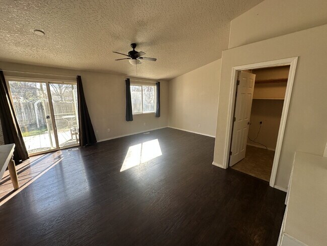 Foto del edificio - 1328 Goldenrod Pl