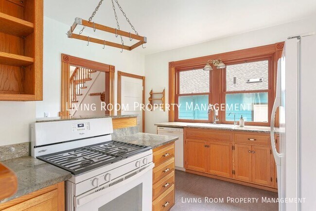 Foto del edificio - Charming 3BR + Bonus Room with Private Bac...