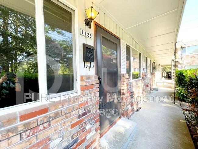 Building Photo - 1125 SE 27th Ave