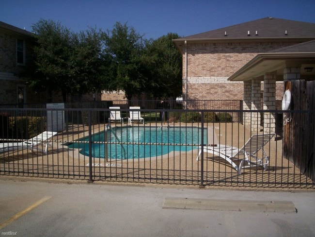 Building Photo - 2203 Botanical Dr