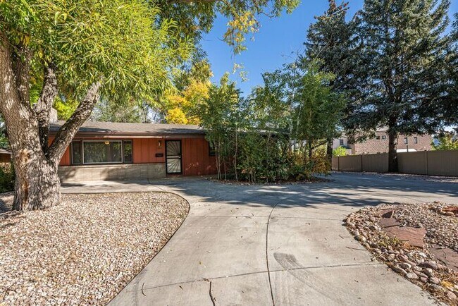 Building Photo - Incredible 3 Bed 2 Bath right by CSU! Avai...