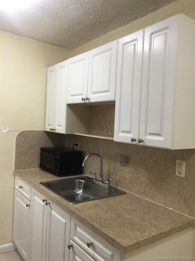 Building Photo - 257 S Royal Poinciana Blvd
