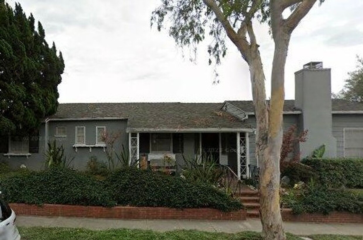 Building Photo - 10374 La Grange Ave