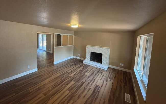 Building Photo - Your next new home is here!