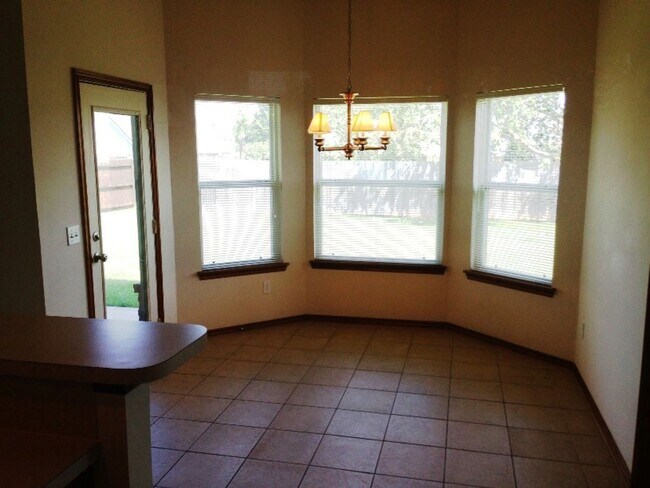 Building Photo - 3 Bed + Office - Moore Schools - Must See