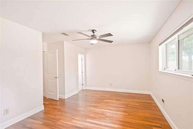 Building Photo - 10907 Overlea Dr