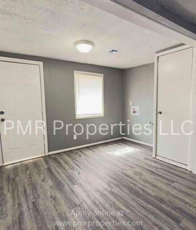 Building Photo - 2 Bedroom/ 1 Bathroom House