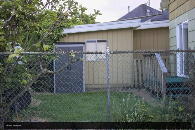 Building Photo - 911 1/2 Soule Ave