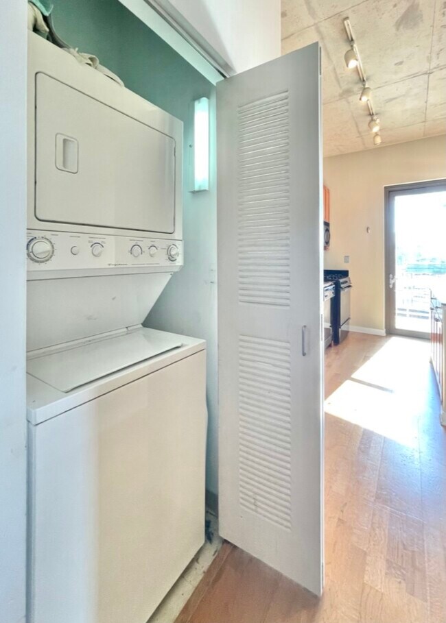 Building Photo - 1000 N Kingsbury St
