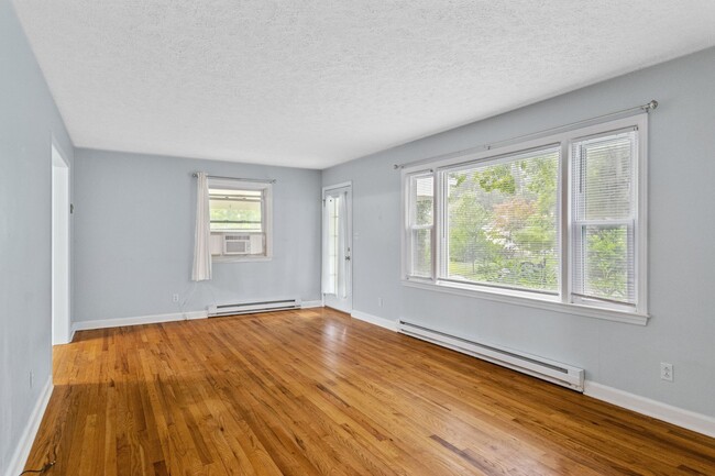 Building Photo - 4 bedroom / 1 3/4 bath.  Pet friendly, Und...