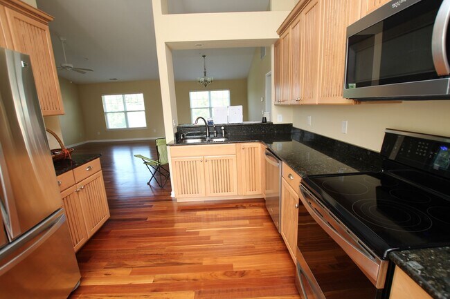 Building Photo - Immacualte condo with a 2 car garage and p...