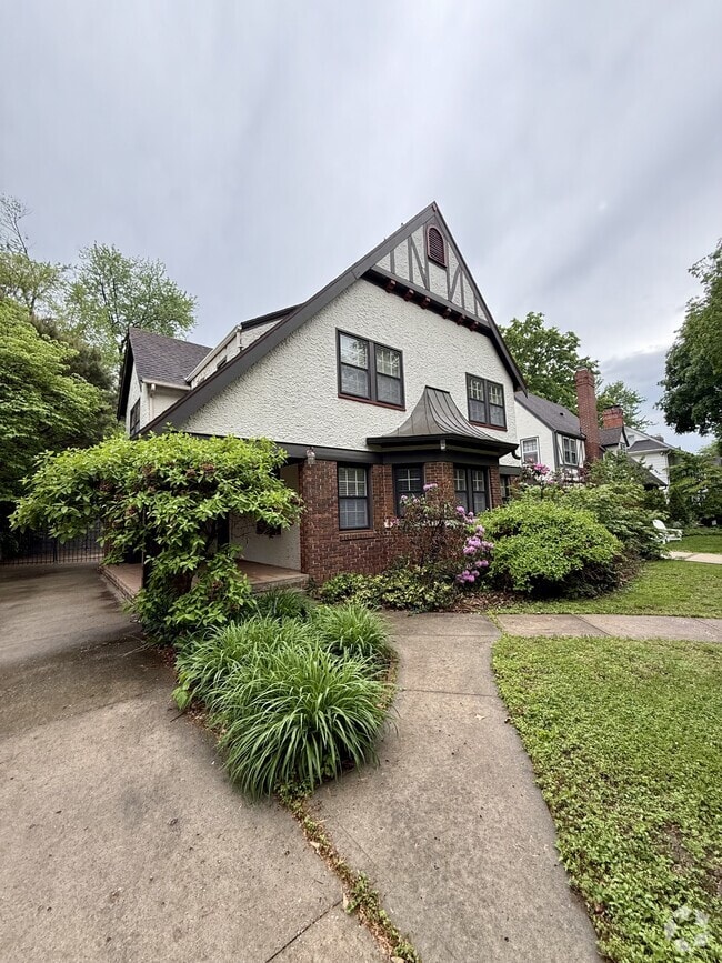 Building Photo - 429 W 70th Terrace
