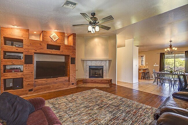 Foto del edificio - Three Bedroom, Two Bath home with RV Parking!