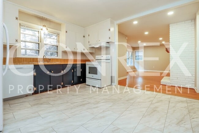 Building Photo - Adorable Brick Ranch near Downtown Summerv...