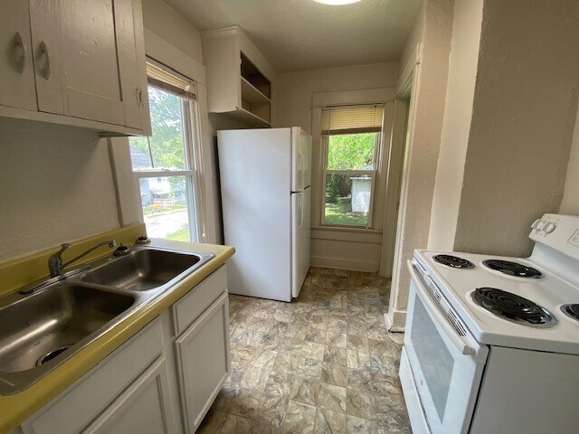 Kitchen - 39 Pleasant Ave