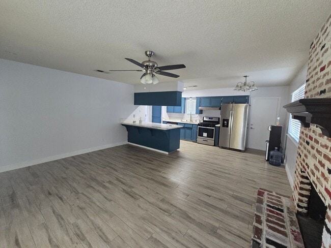 Building Photo - 3 BR 2 BA Available Now