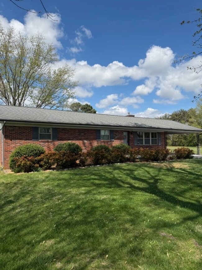 Photo - Maryville 37801 - Newly Remodeled 2 bedroom 2 full bath rancher with carport - Contact Debra John... House