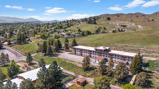 Building Photo - 2 bed 2 bath in fully renovated complex - ...