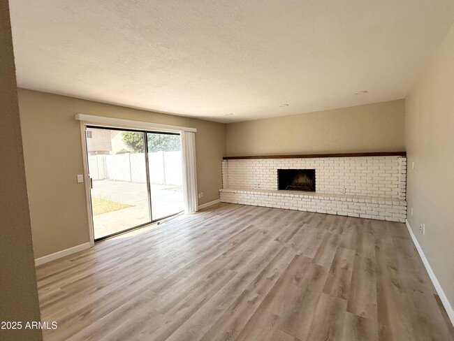 Building Photo - 1529 E Edgewater Dr
