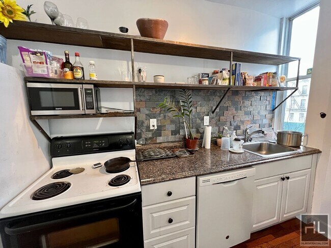 Building Photo - 2BR Single Family Above Storage Loft Apart...