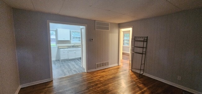 Building Photo - 1036 N Ash St