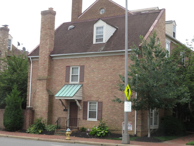 Foto del edificio - Ballston 3 BEDROOM,  2.5 BATH, 1 Prkg Spac...