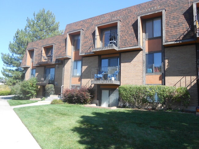 Building Photo - 3233 Lakeside Dr