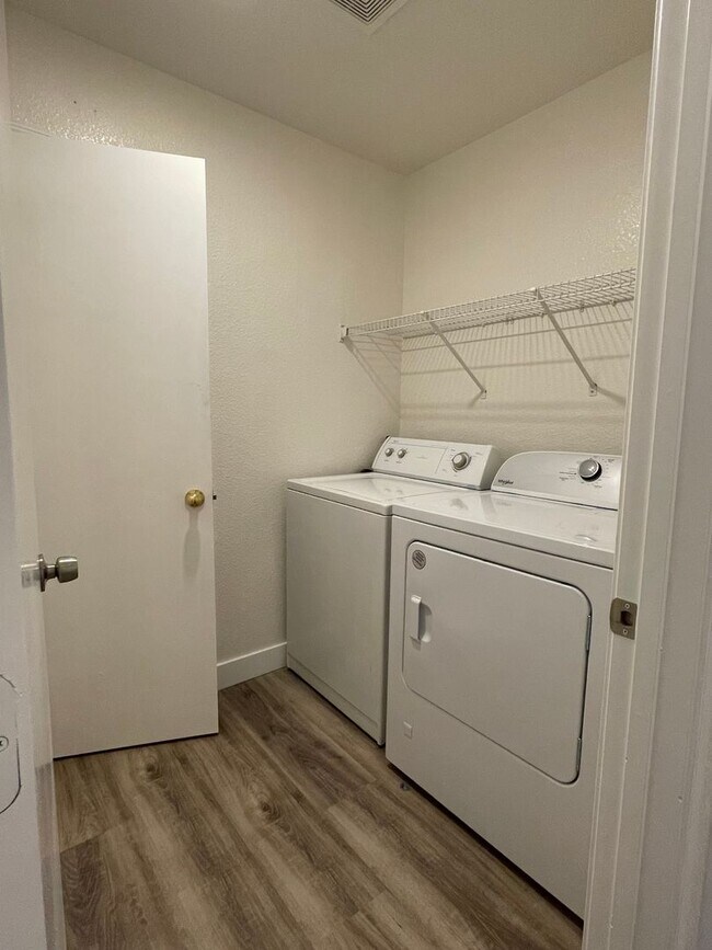 Foto del edificio - Newly Renovated 4 Bd/2 Ba Home in North La...