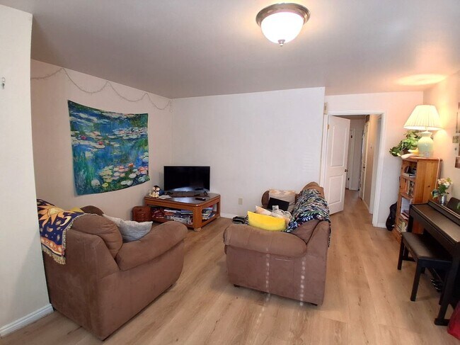 Foto del edificio - 241 E 400 N