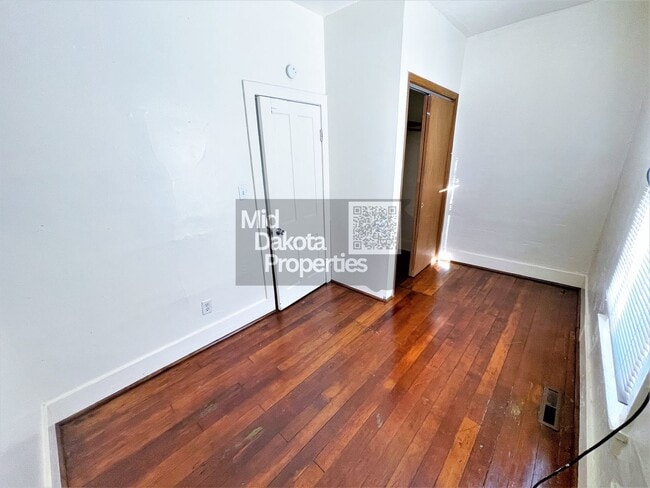 Foto del edificio - 1020 E 1st- 2 bedroom house with garage