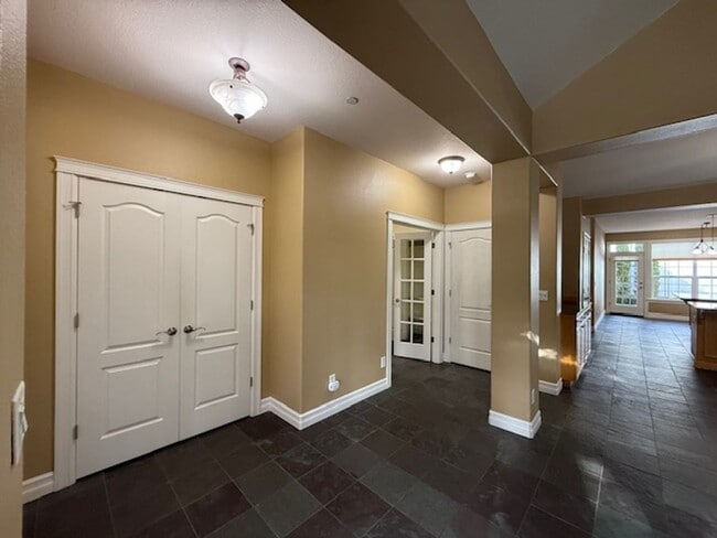 Building Photo - 3 Bedroom 2 Bath 55 and Old Community Newberg OR