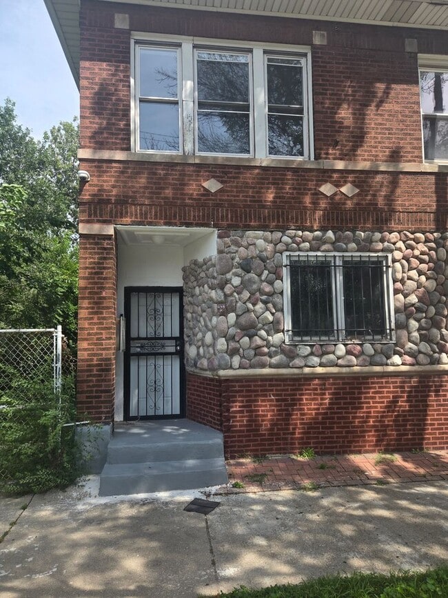 Building Photo - 2910 E 87th St