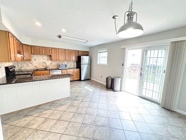 Huge kitchen with new appliances - 618 Coates Ln