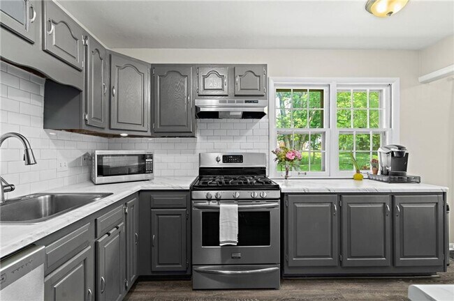 Foto del edificio - Adorable Three Bedroom Ranch in Overland Parkh