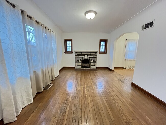 Foto del edificio - 6430 Bancroft Ave