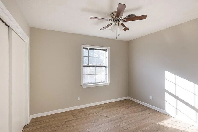 Foto del edificio - "Charming 3-Bed, 2-Bath Retreat with 1,690 Sq Ft of Comfort in Kansas City!"