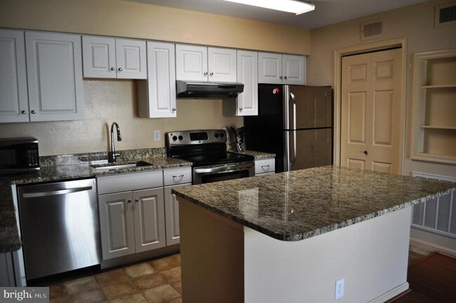 Foto del edificio - 3306 Wyndham Cir
