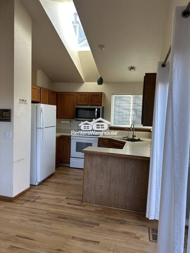 Foto del edificio - Bright, Spacious, and Perfectly Designed – Your Dream Tri-Level Home Awaits!