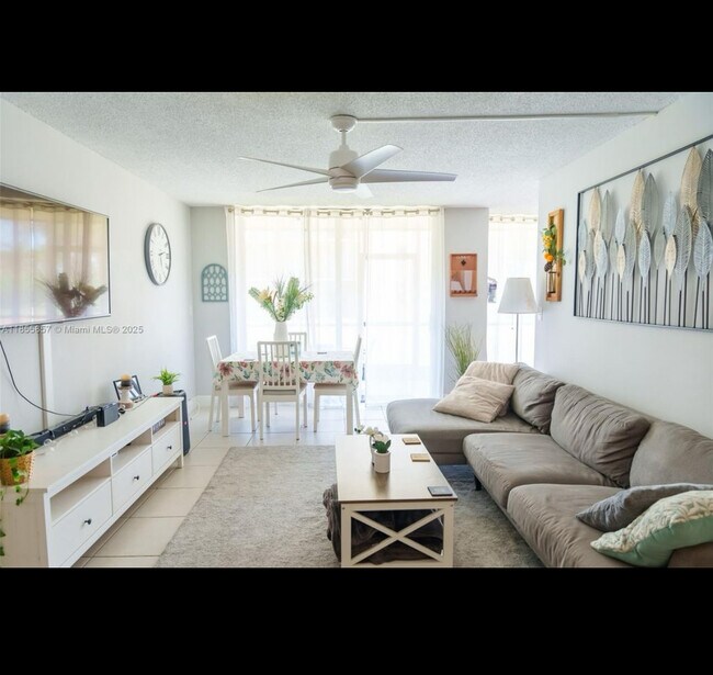 Foto del edificio - 3500 Blue Lake Dr