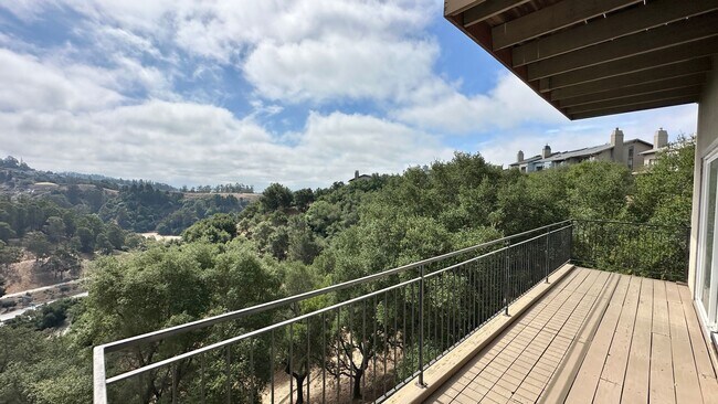 Foto del edificio - Spacious 4-Story Townhouse with Panoramic ...