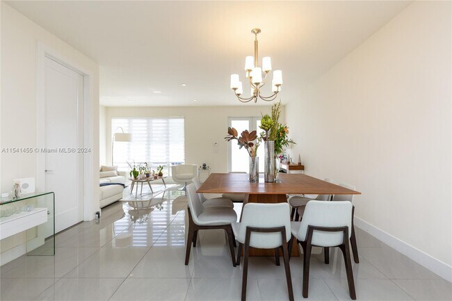 Foto del edificio - 6330 NW 104th Path