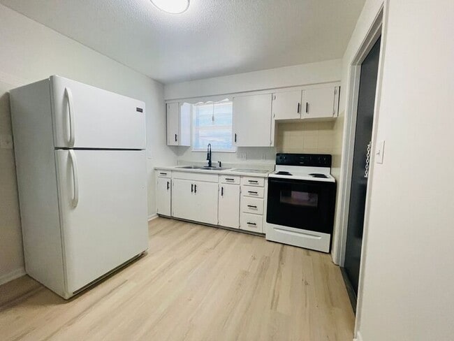 Building Photo - 1406 Magnolia W