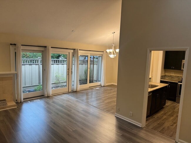 Foto del edificio - Beautiful 2 bedroom, 2 bath single level townhome in desirable Alamo Square w/ 2 car garage!