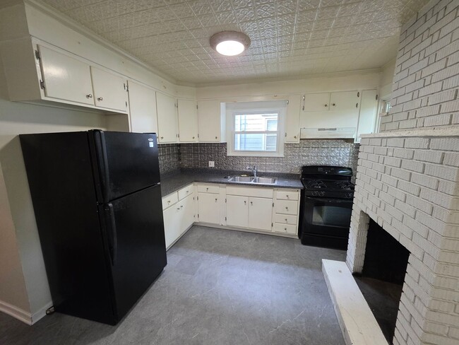Building Photo - South Wedge Large 2 Bedroom Half House 1st...