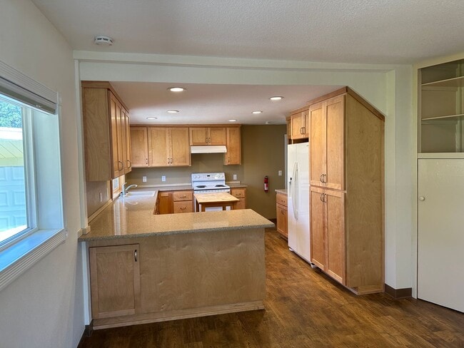 Building Photo - Beautifully updated 3 bedroom 1 bath home ...