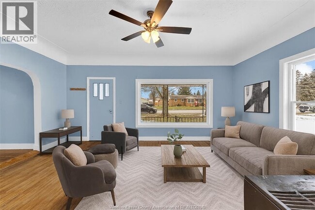 Photo du bâtiment - 155 King St E