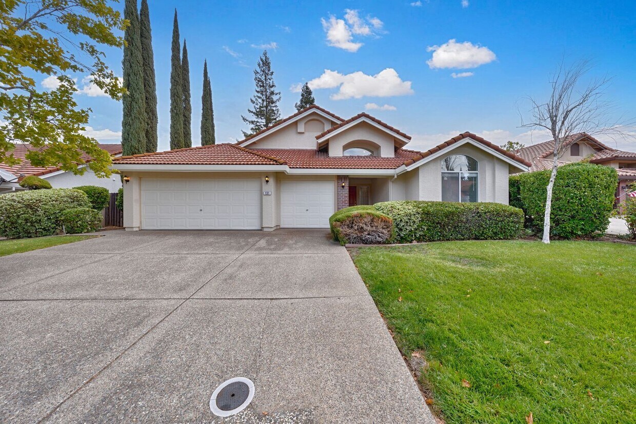 Foto principal - Updated 3 Bedroom Home with 3-Car Garage i...